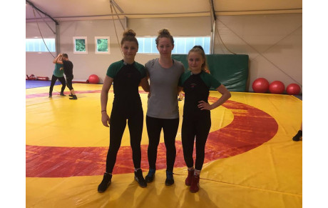 3 filles en Hongrie